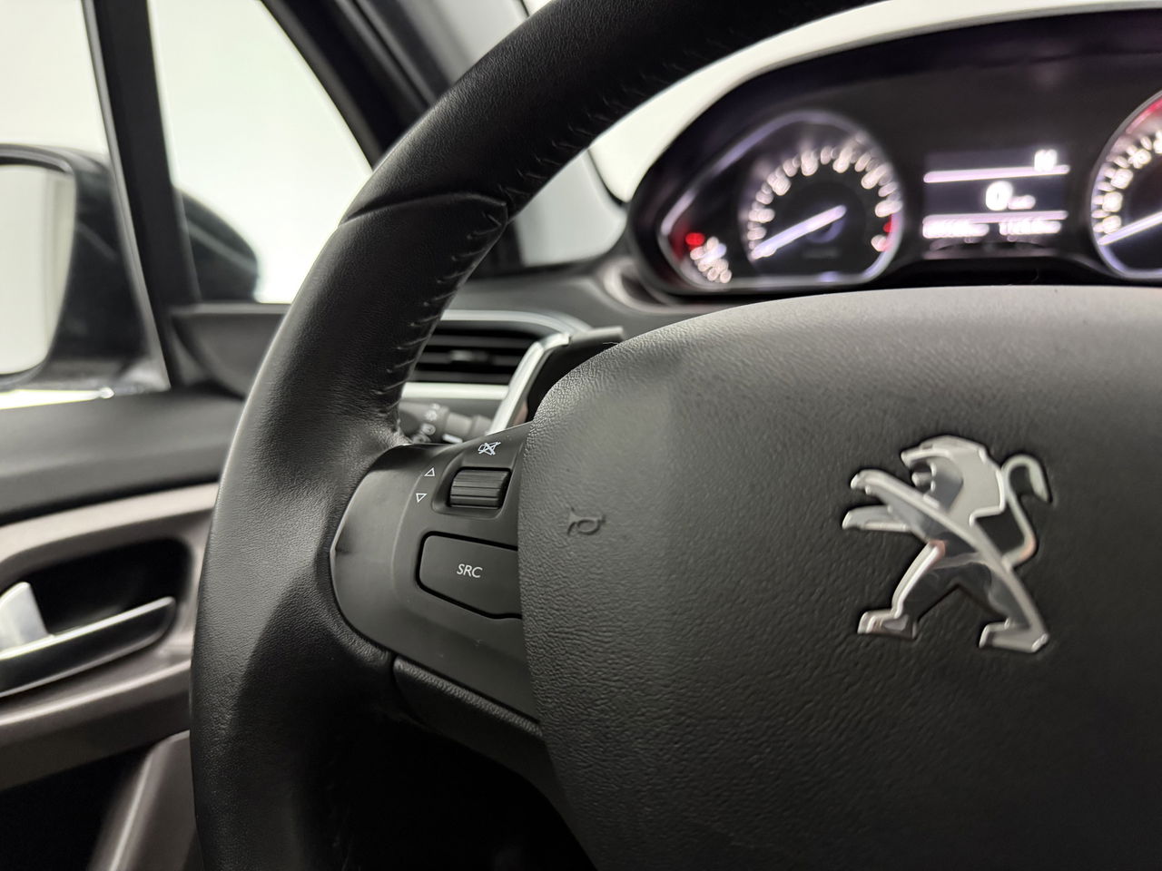 Peugeot 2008 1.2 PureTech | Panoramadak | LED | Trekhaak | Airco | Navigatie | Parkeersensoren | 16"LMV