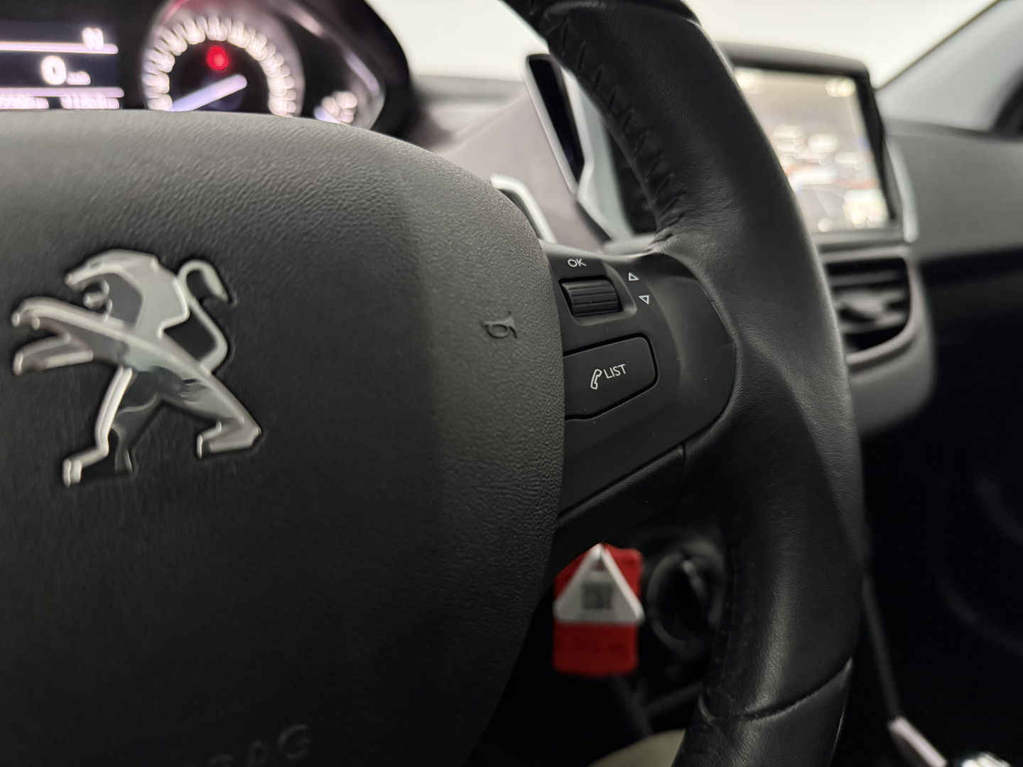 Peugeot 2008 1.2 PureTech | Panoview | LED | Trekh. | Airco | Navigatie | Parkeers. | NAP