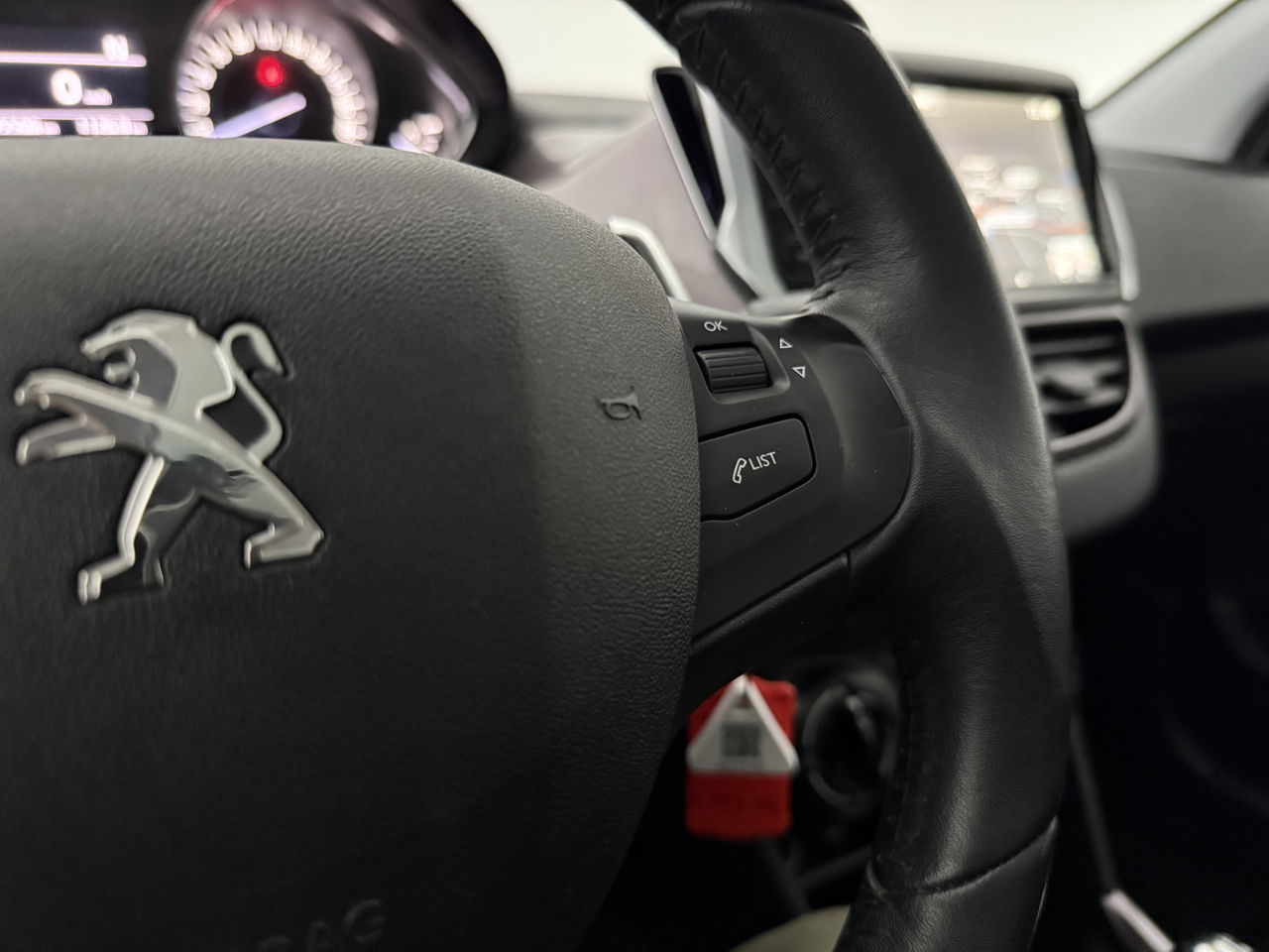 Peugeot 2008 1.2 PureTech | Panoramadak | LED | Trekhaak | Airco | Navigatie | Parkeersensoren | 16"LMV