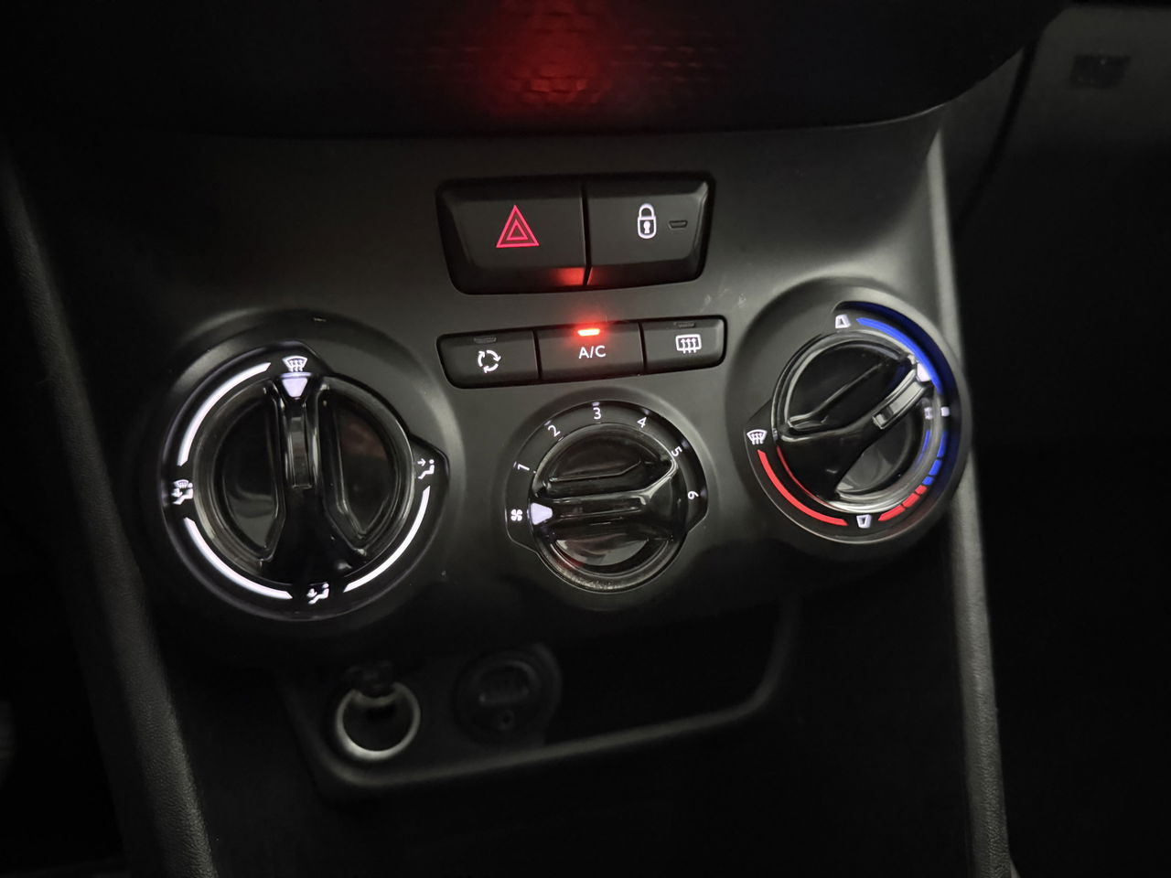 Peugeot 2008 1.2 PureTech | Panoramadak | LED | Trekhaak | Airco | Navigatie | Parkeersensoren | 16"LMV