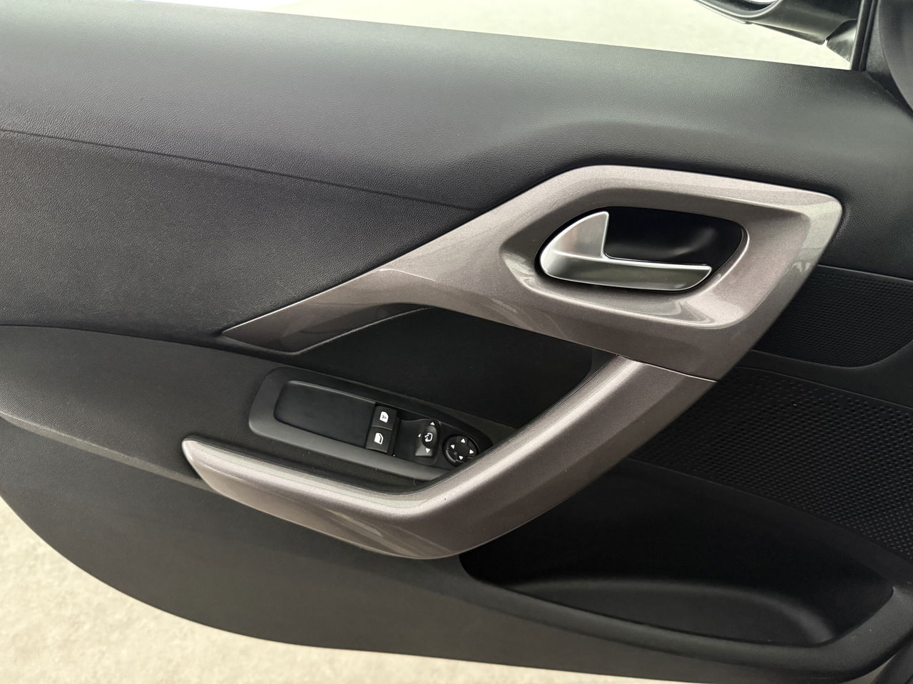Peugeot 2008 1.2 PureTech | Panoramadak | LED | Trekhaak | Airco | Navigatie | Parkeersensoren | 16"LMV