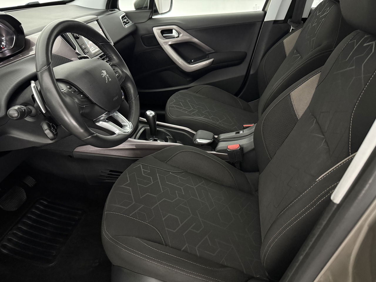 Peugeot 2008 1.2 PureTech | Panoramadak | LED | Trekhaak | Airco | Navigatie | Parkeersensoren | 16"LMV