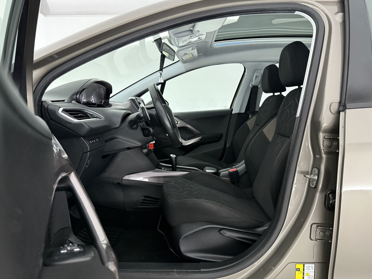 Peugeot 2008 1.2 PureTech | Panoramadak | LED | Trekhaak | Airco | Navigatie | Parkeersensoren | 16"LMV