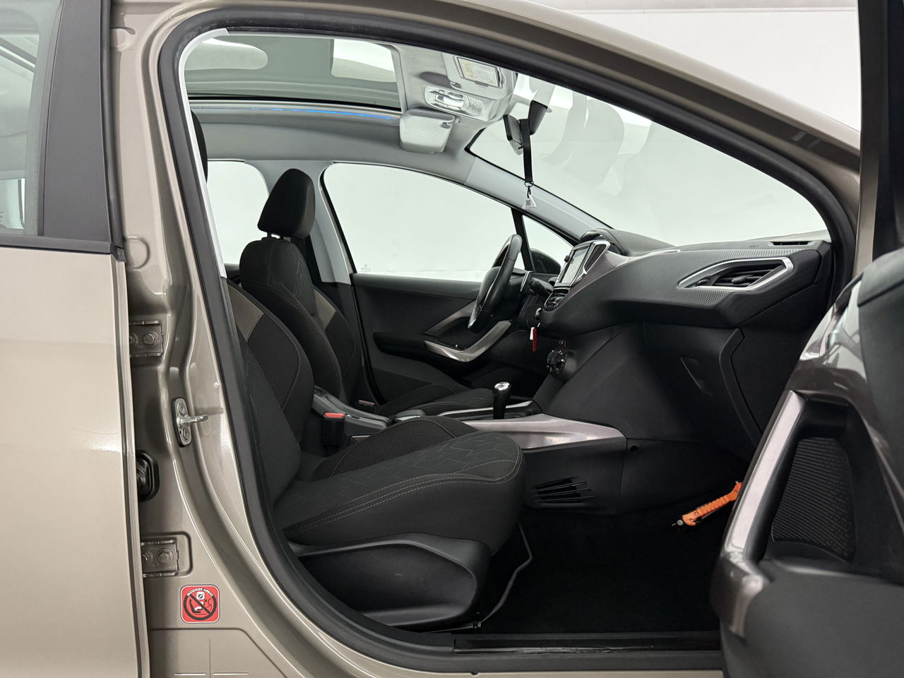 Peugeot 2008 1.2 PureTech | Panoramadak | LED | Trekhaak | Airco | Navigatie | Parkeersensoren | 16"LMV