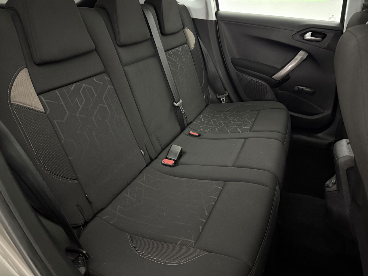 Peugeot 2008 1.2 PureTech | Panoramadak | LED | Trekhaak | Airco | Navigatie | Parkeersensoren | 16"LMV