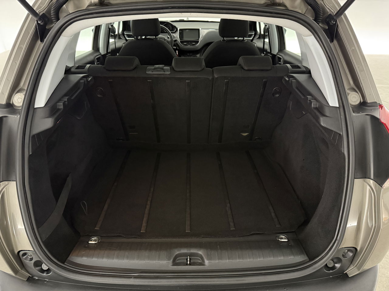 Peugeot 2008 1.2 PureTech | Panoramadak | LED | Trekhaak | Airco | Navigatie | Parkeersensoren | 16"LMV