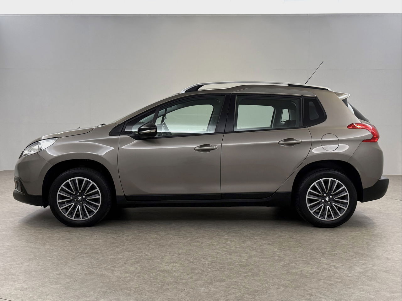 Peugeot 2008 1.2 PureTech | Panoramadak | LED | Trekhaak | Airco | Navigatie | Parkeersensoren | 16"LMV