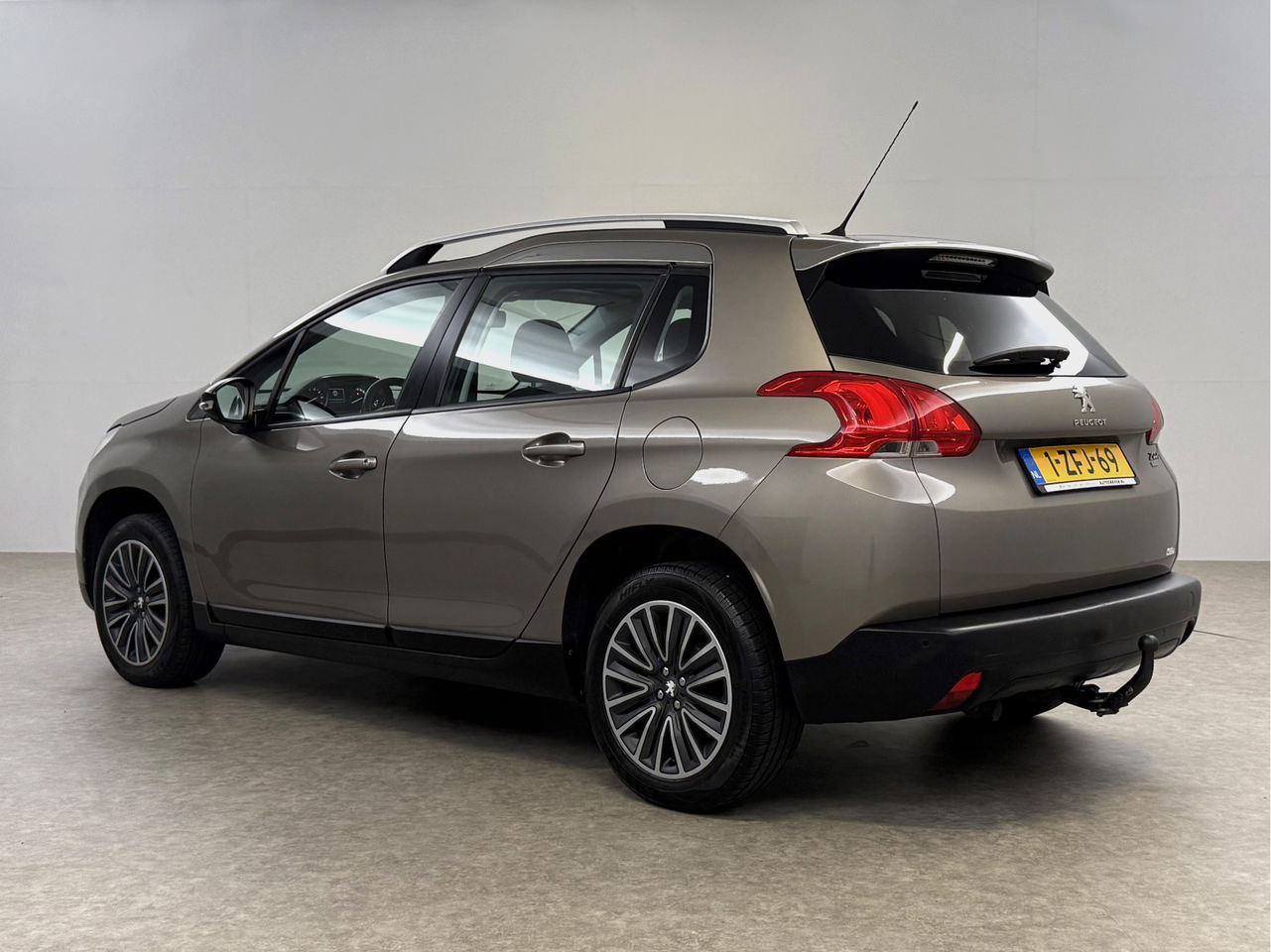 Peugeot 2008 1.2 PureTech | Panoramadak | LED | Trekhaak | Airco | Navigatie | Parkeersensoren | 16"LMV