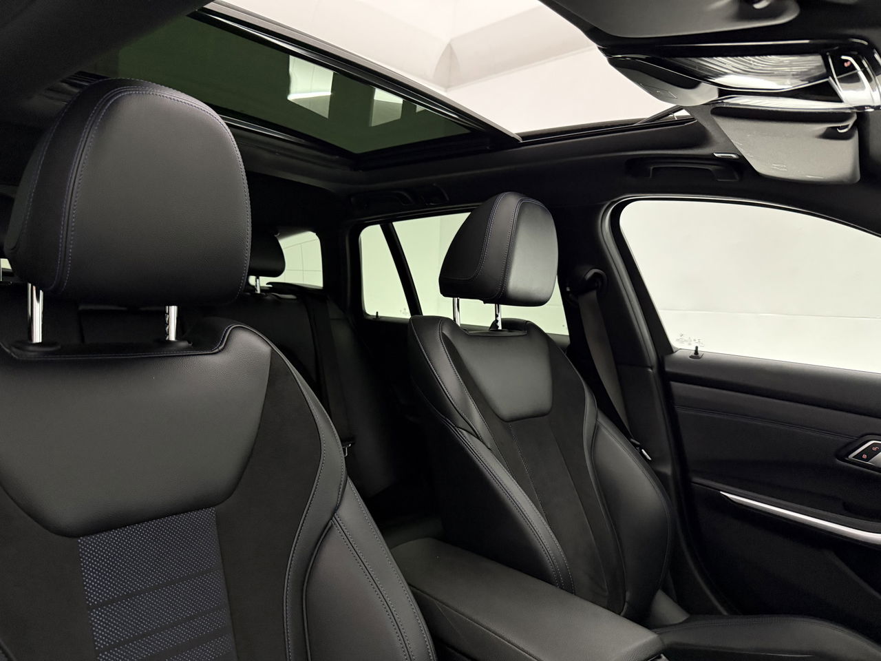 BMW 3-serie 330e xDrive Touring M-Sport 259PK | Pano | H/K | Trekh | Sfeerver. | Virtual | Carplay | LED
