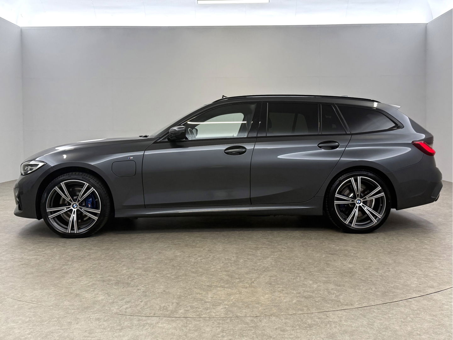 BMW 3-serie 330e xDrive Touring M-Sport 259PK | Pano | H/K | Trekh | Sfeerver. | Virtual | Carplay | LED l Adaptive l Stoelverw.