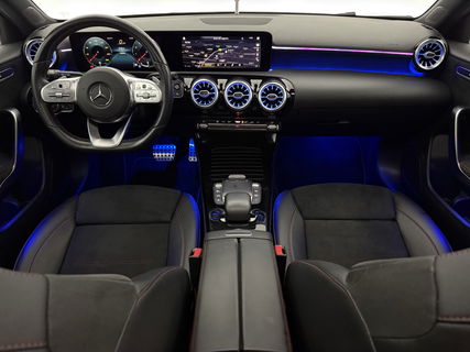 Mercedes-Benz A-Klasse 180 AMG | Pano | Virtual | Sfeerverl. | Carplay | Cruise | LED | Parkeersens.