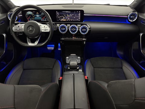 Mercedes-Benz A-Klasse 180 AMG | Pano | Virtual | Sfeerverl. | Carplay | Cruise | LED | Parkeersens. l Stoelverw.