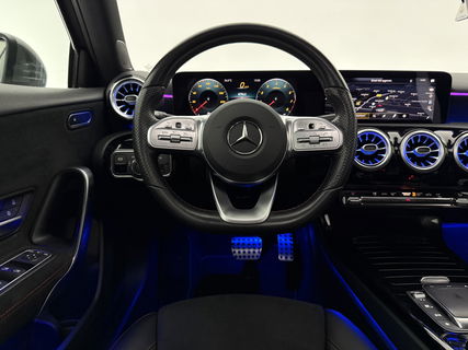 Mercedes-Benz A-Klasse 180 AMG | Pano | Virtual | Sfeerverl. | Carplay | Cruise | LED | Parkeersens.