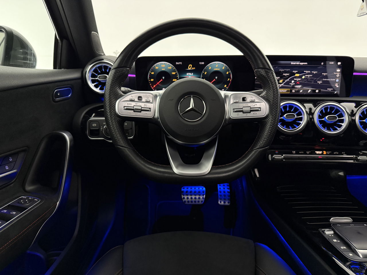 Mercedes-Benz A-Klasse 180 AMG | Pano | Virtual | Sfeerverl. | Carplay | Cruise | LED | Parkeersens.