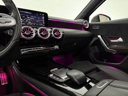 Mercedes-Benz A-Klasse 180 AMG | Pano | Virtual | Sfeerverl. | Carplay | Cruise | LED | Parkeersens.