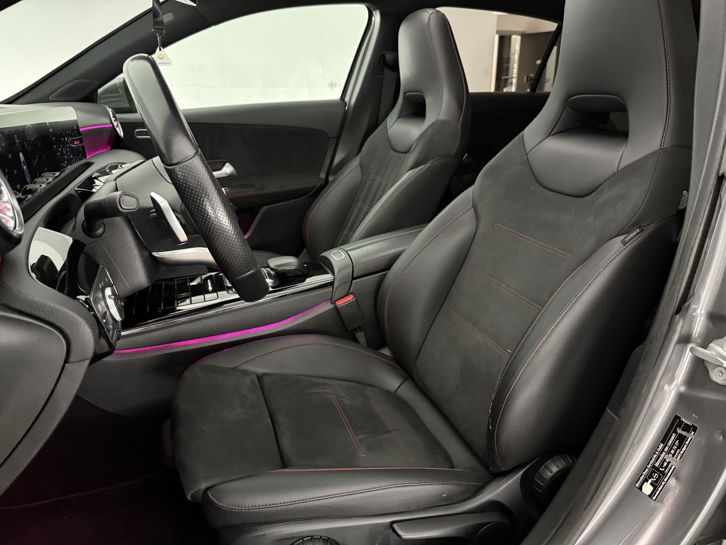 Mercedes-Benz A-Klasse 180 AMG | Pano | Virtual | Sfeerverl. | Carplay | Cruise | LED | Parkeersens. l Stoelverw.