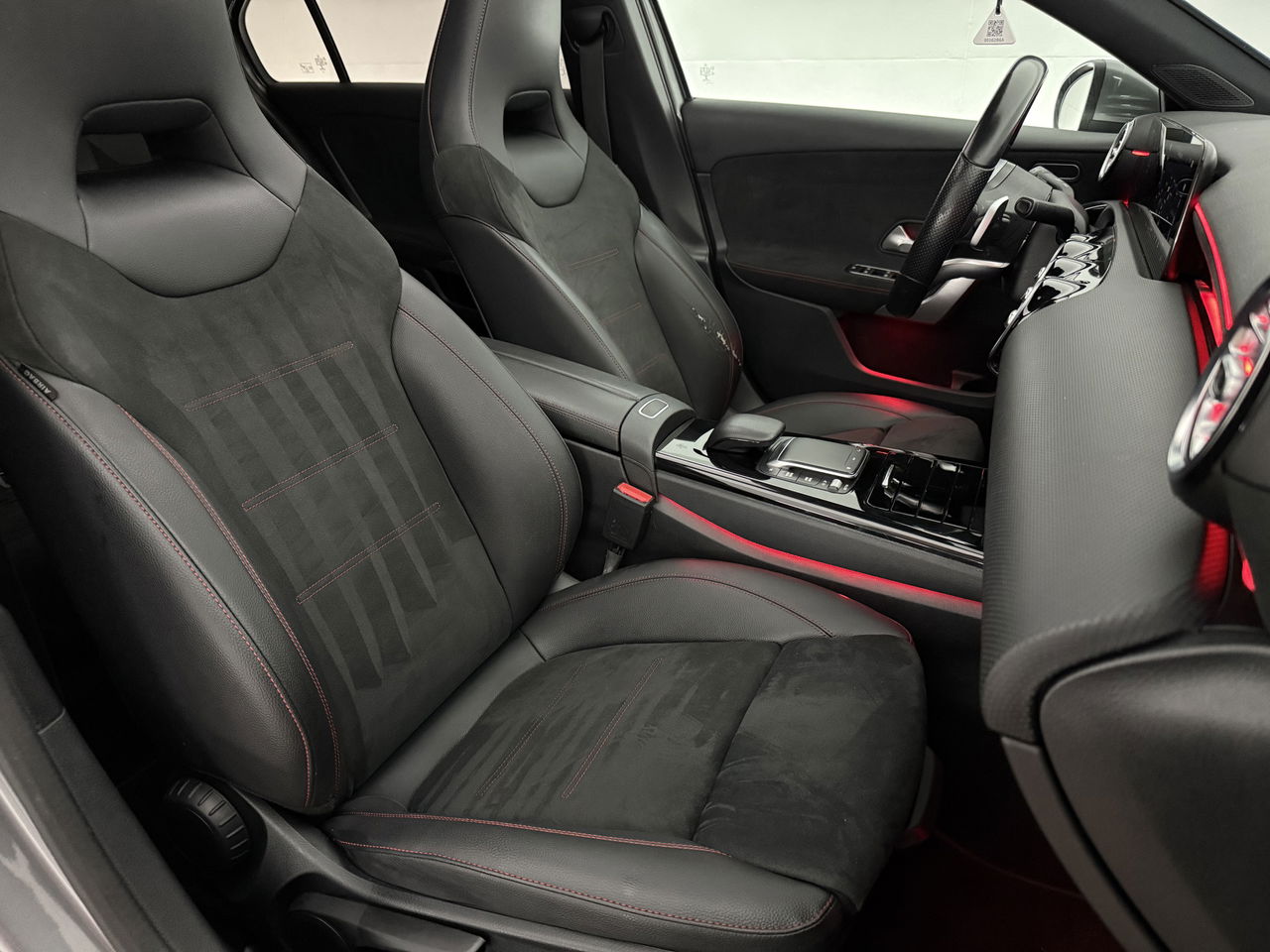 Mercedes-Benz A-Klasse 180 AMG | Pano | Virtual | Sfeerverl. | Carplay | Cruise | LED | Parkeersens.