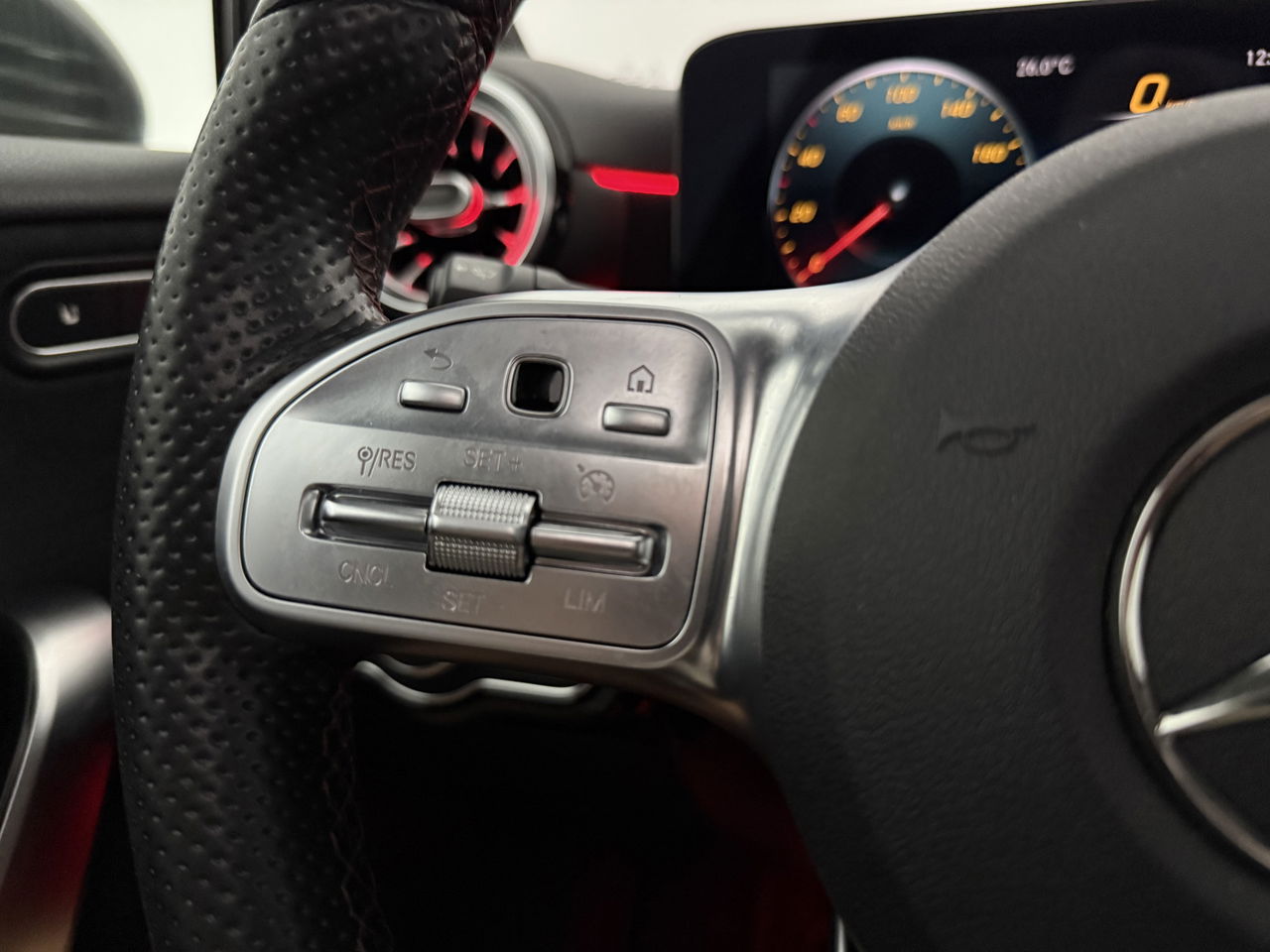 Mercedes-Benz A-Klasse 180 AMG | Pano | Virtual | Sfeerverl. | Carplay | Cruise | LED | Parkeersens.
