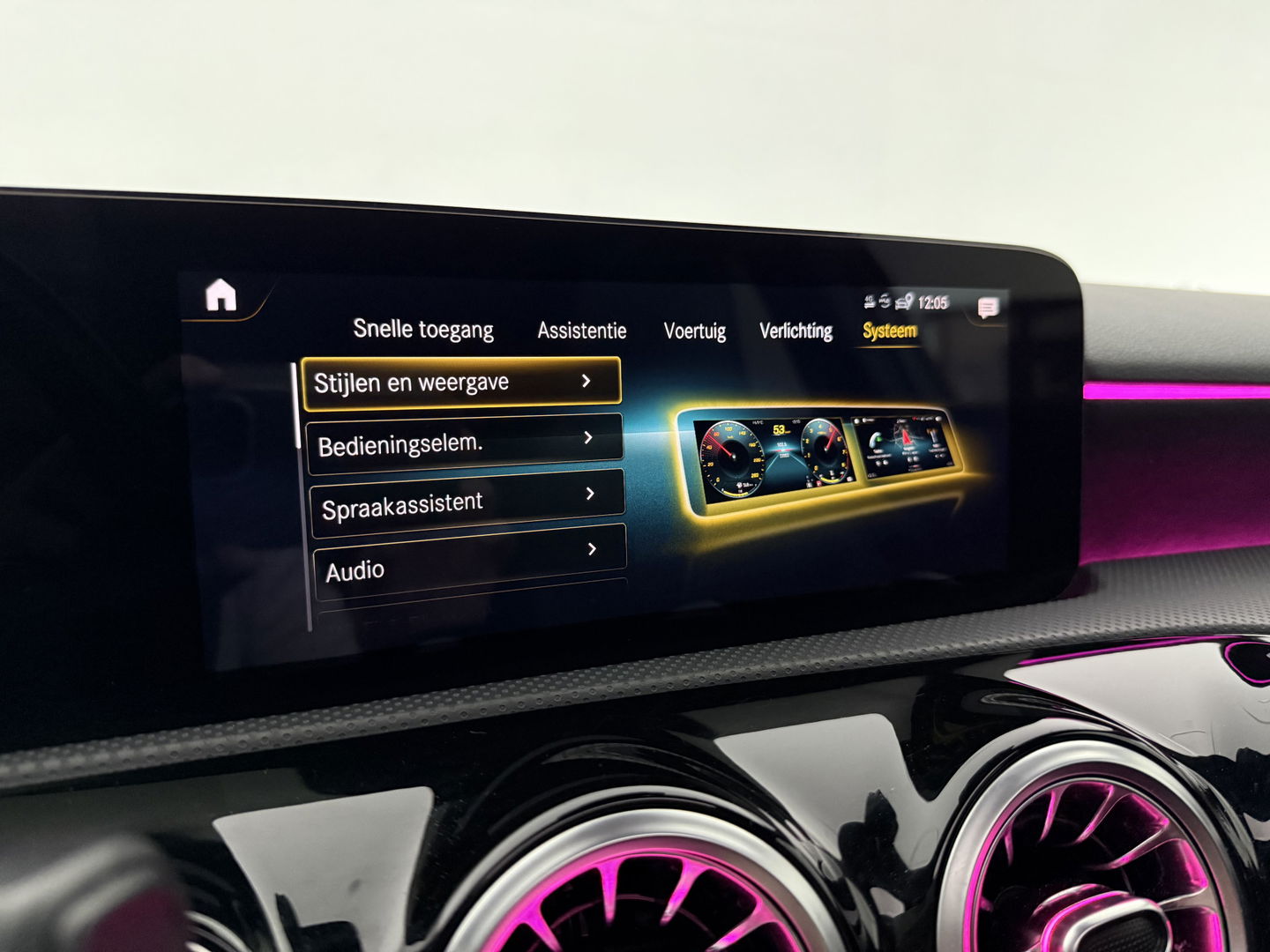 Mercedes-Benz A-Klasse 180 AMG | Pano | Virtual | Sfeerverl. | Carplay | Cruise | LED | Parkeersens. l Stoelverw.