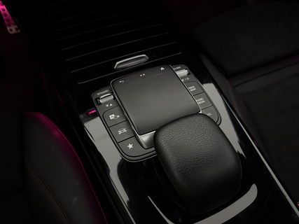 Mercedes-Benz A-Klasse 180 AMG | Pano | Virtual | Sfeerverl. | Carplay | Cruise | LED | Parkeersens.