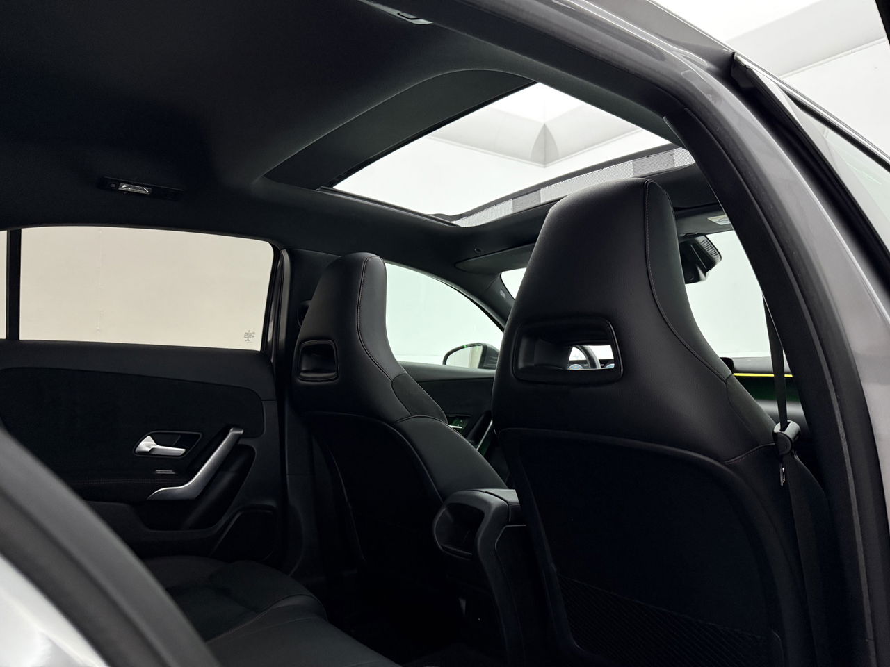 Mercedes-Benz A-Klasse 180 AMG | Pano | Virtual | Sfeerverl. | Carplay | Cruise | LED | Parkeersens.