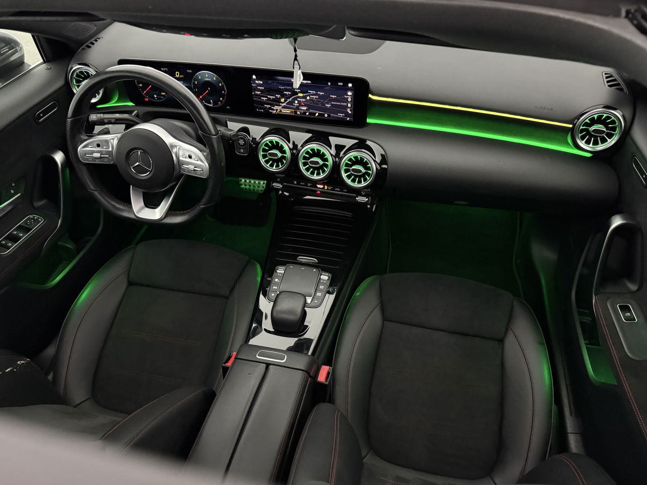 Mercedes-Benz A-Klasse 180 AMG | Pano | Virtual | Sfeerverl. | Carplay | Cruise | LED | Parkeersens.