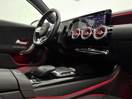Mercedes-Benz A-Klasse 180 AMG | Pano | Virtual | Sfeerverl. | Carplay | Cruise | LED | Parkeersens.