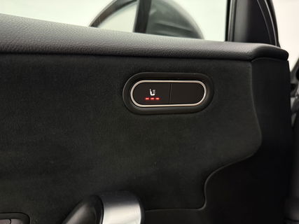 Mercedes-Benz A-Klasse 180 AMG | Pano | Virtual | Sfeerverl. | Carplay | Cruise | LED | Parkeersens.