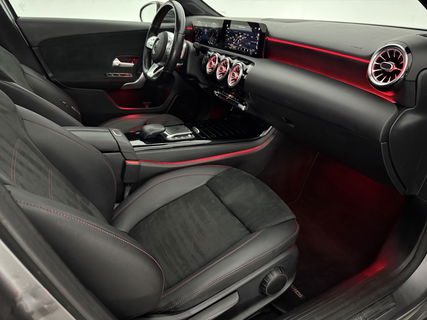Mercedes-Benz A-Klasse 180 AMG | Pano | Virtual | Sfeerverl. | Carplay | Cruise | LED | Parkeersens.
