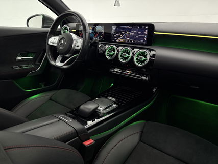 Mercedes-Benz A-Klasse 180 AMG | Pano | Virtual | Sfeerverl. | Carplay | Cruise | LED | Parkeersens.