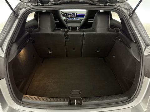 Mercedes-Benz A-Klasse 180 AMG | Pano | Virtual | Sfeerverl. | Carplay | Cruise | LED | Parkeersens. l Stoelverw.