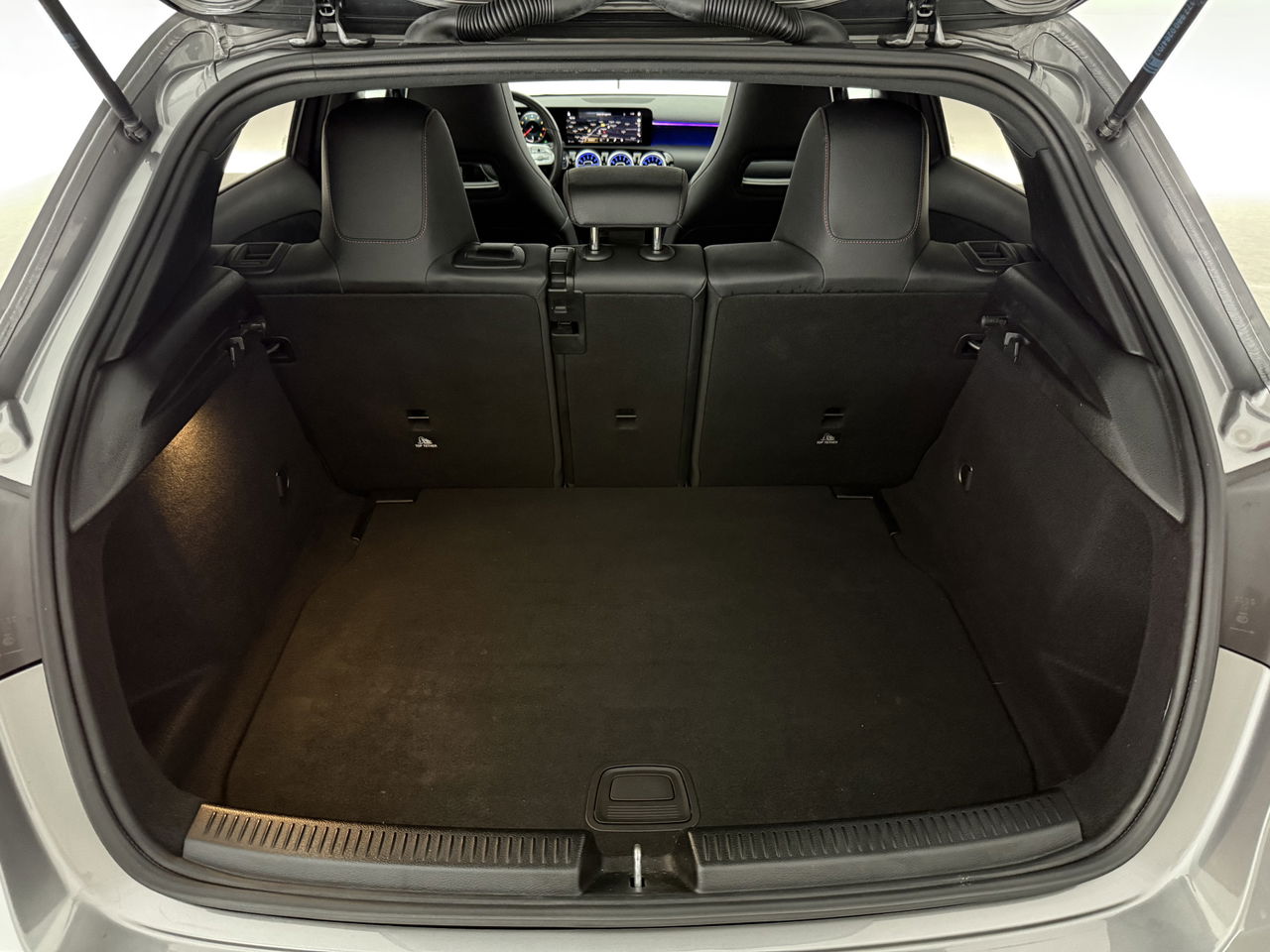Mercedes-Benz A-Klasse 180 AMG | Pano | Virtual | Sfeerverl. | Carplay | Cruise | LED | Parkeersens.