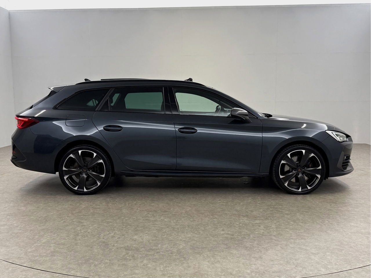 CUPRA Leon Sportstourer 1.4 e-Hybrid VZ Performance | 245PK | Pano | Virtual | Sfeerverl. | Memory | LED | Cruise
