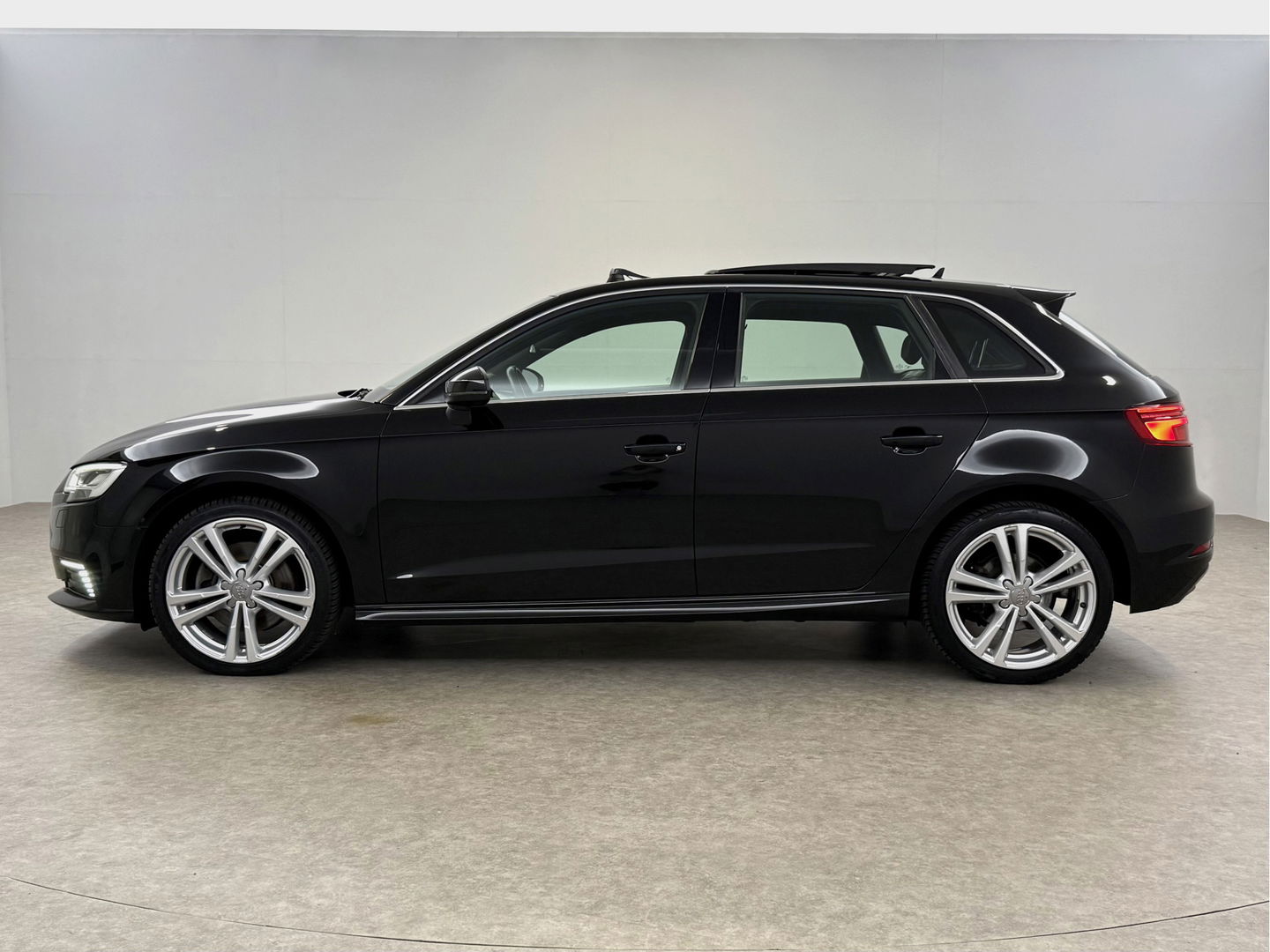 Audi A3 40 e-tron 225PK S-line | Pano | Virtual | LED | Carplay | Adaptive Cruise | Stoelverw. l NAP