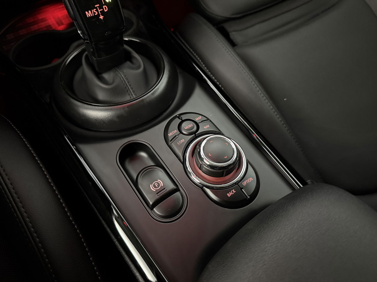 MINI Clubman 1.5 Cooper Classic | Sfeerverl | Virtual | Camera | LED | Carplay | Leder | NAP