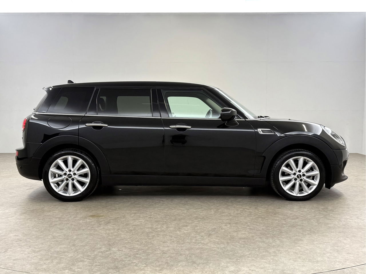 MINI Clubman 1.5 Cooper Classic | Sfeerverl | Virtual | Camera | LED | Carplay | Leder | NAP