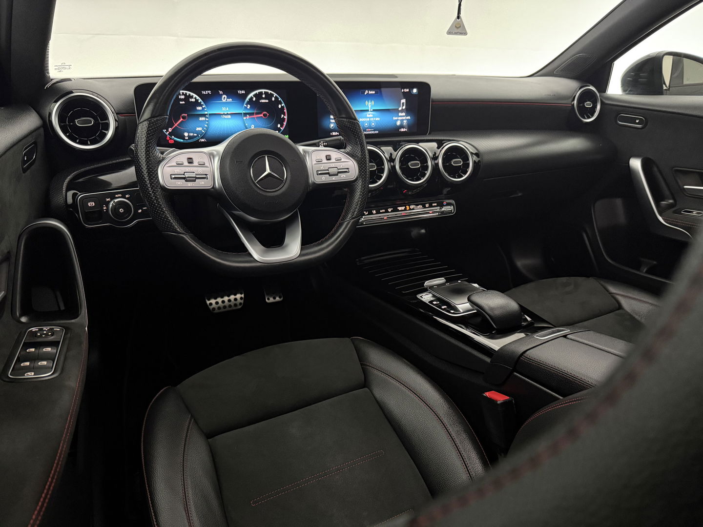 Mercedes-Benz A-Klasse 180 AMG | Pano | Virtual | Camera | LED | Navigatie | Stoelverw. | NAP