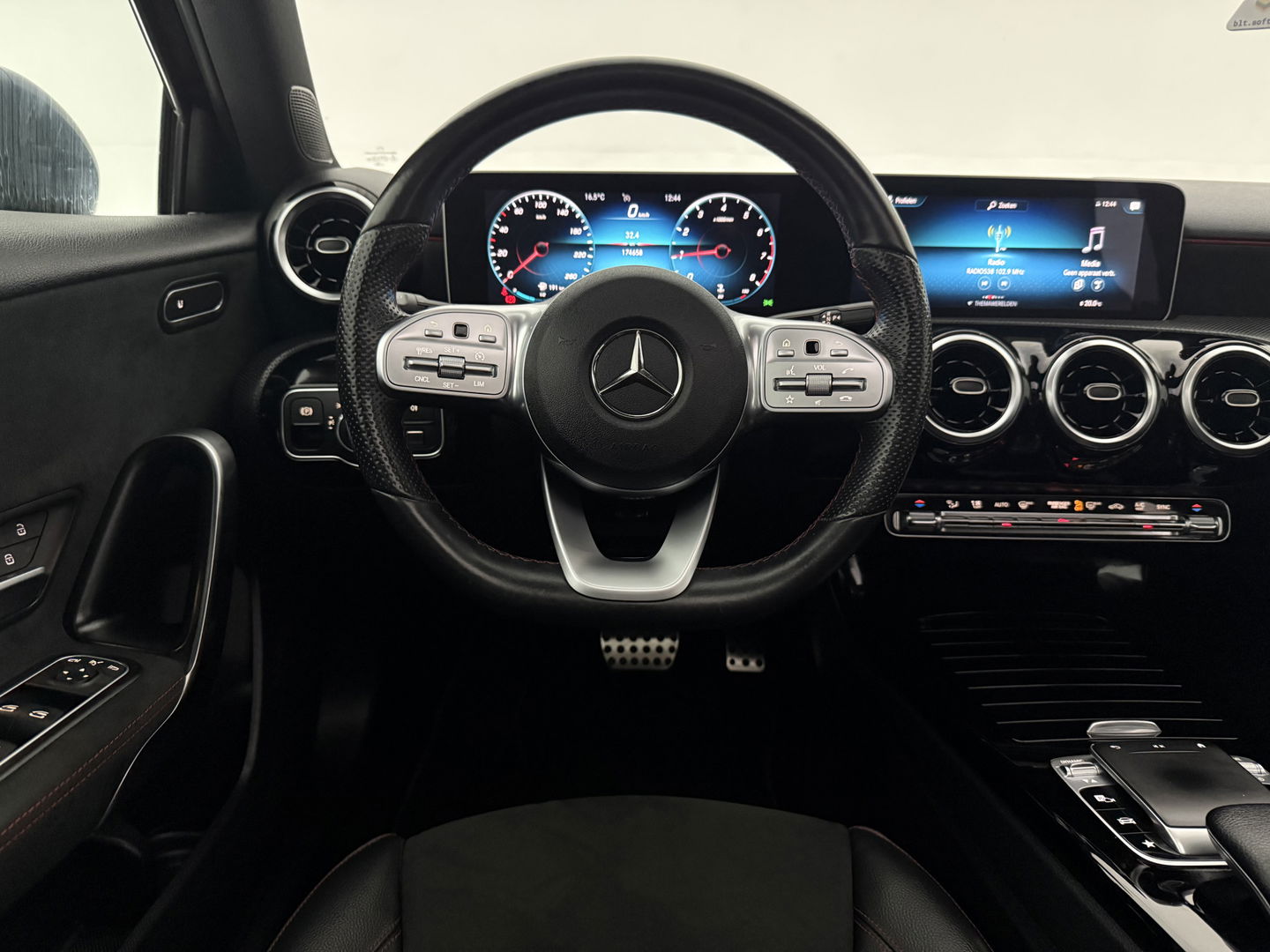 Mercedes-Benz A-Klasse 180 AMG | Pano | Virtual | Camera | LED | Navigatie | Stoelverw. | NAP