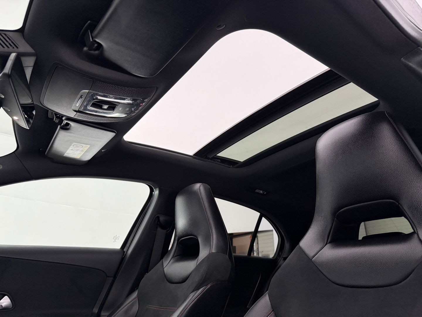 Mercedes-Benz A-Klasse 180 AMG | Pano | Virtual | Camera | LED | Navigatie | Stoelverw. | NAP