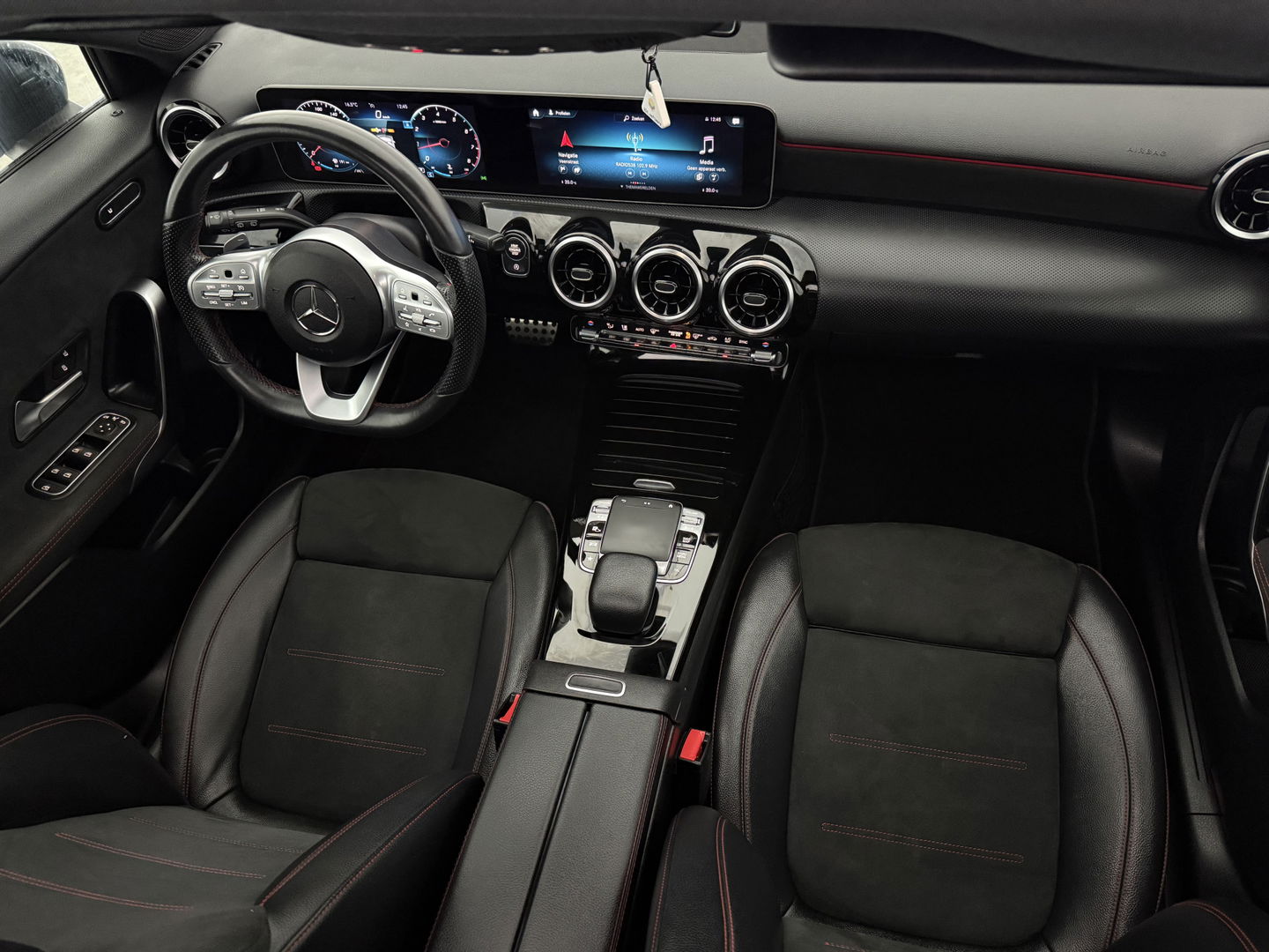 Mercedes-Benz A-Klasse 180 AMG | Pano | Virtual | Camera | LED | Navigatie | Stoelverw. | NAP