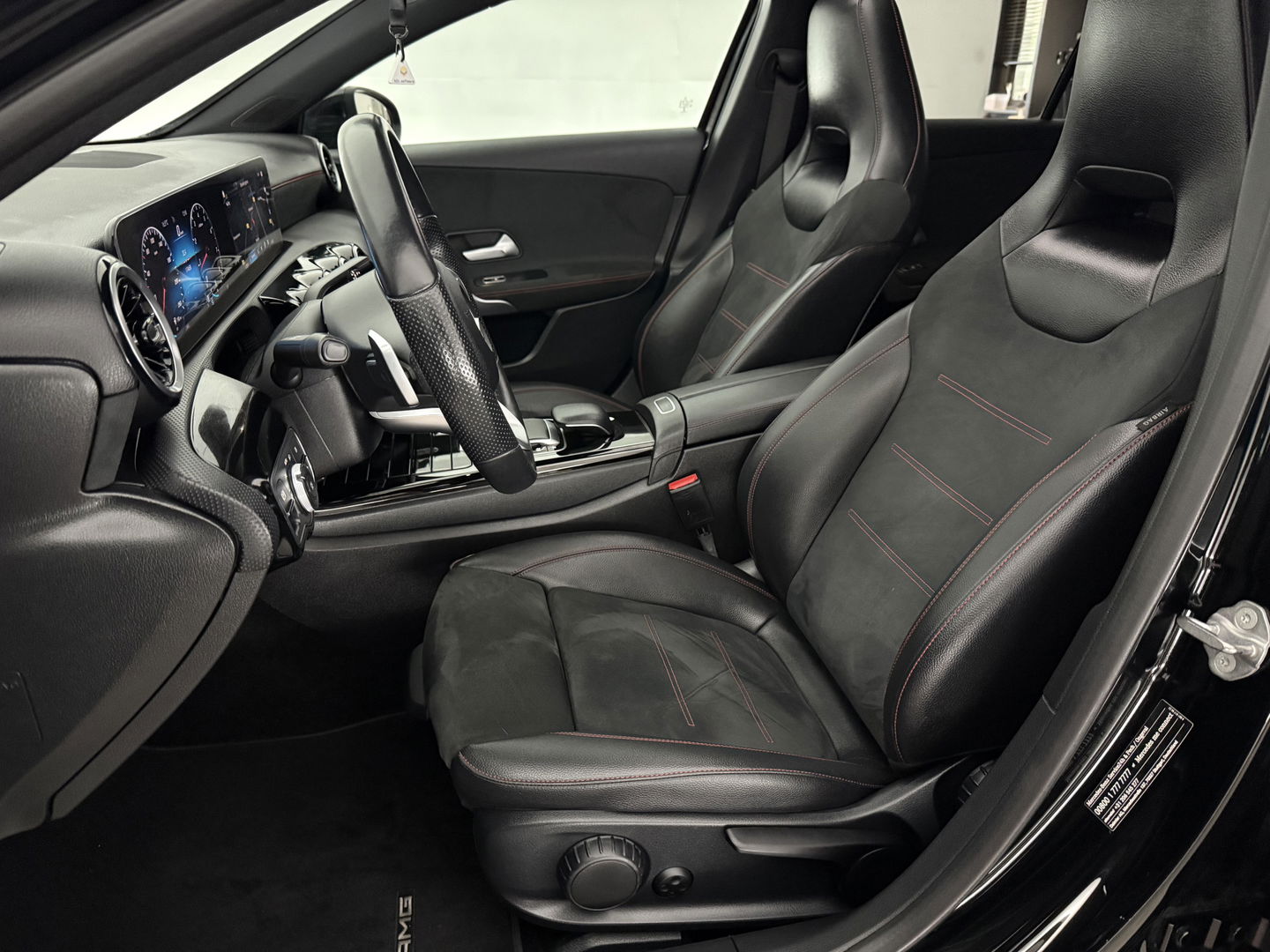 Mercedes-Benz A-Klasse 180 AMG | Pano | Virtual | Camera | LED | Navigatie | Stoelverw. | NAP