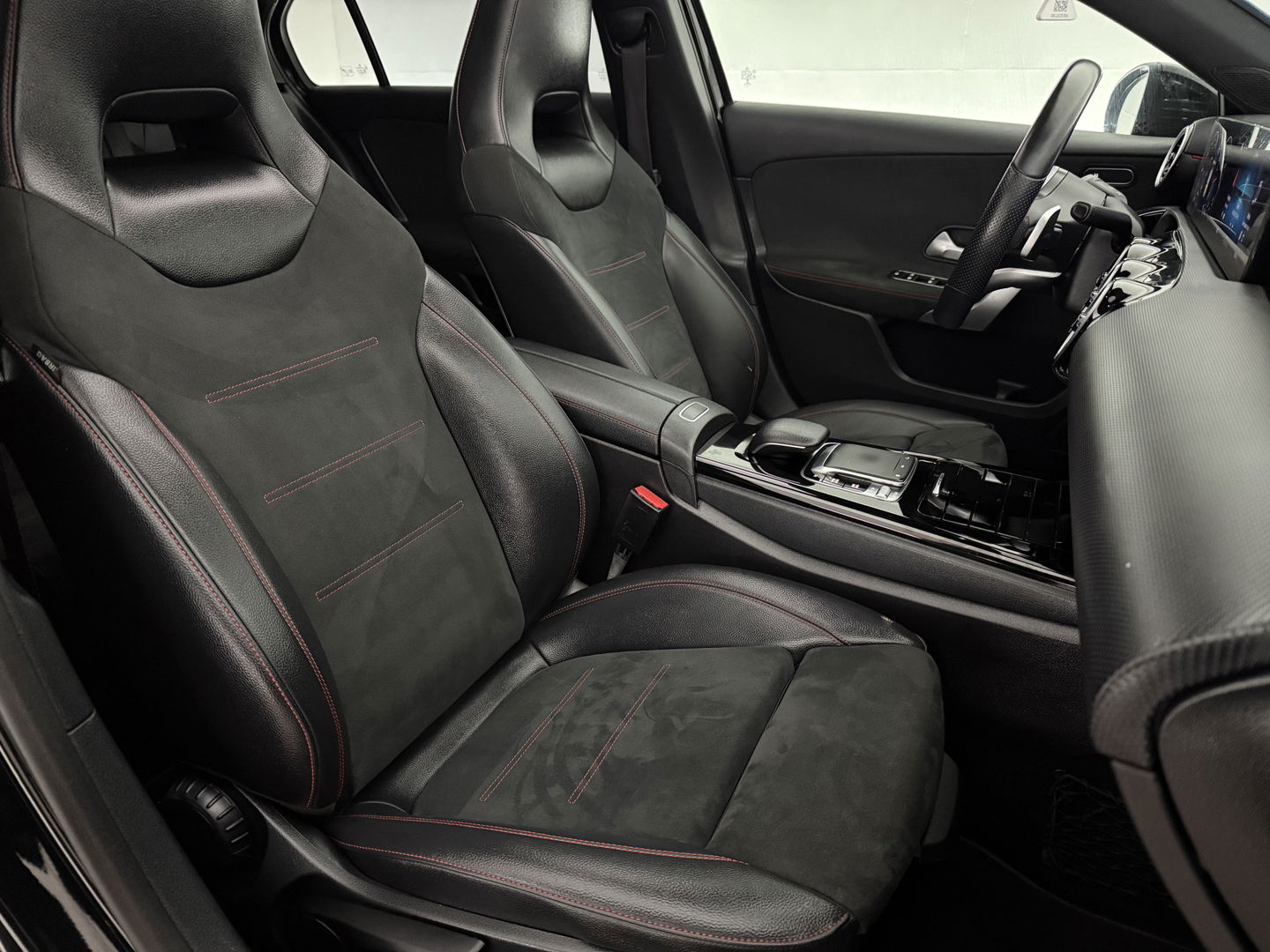 Mercedes-Benz A-Klasse 180 AMG | Pano | Virtual | Camera | LED | Navigatie | Stoelverw. | NAP