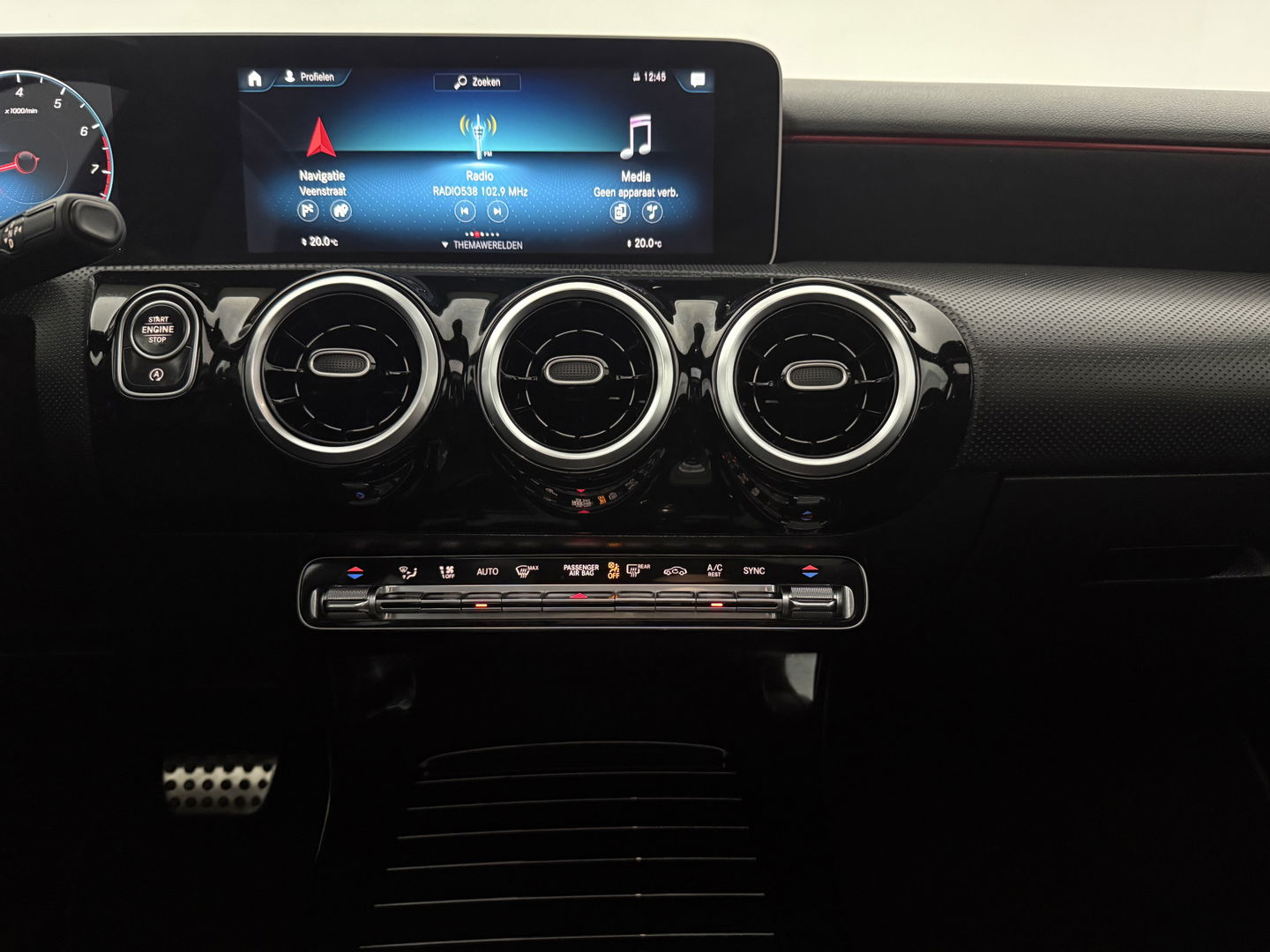 Mercedes-Benz A-Klasse 180 AMG | Pano | Virtual | Camera | LED | Navigatie | Stoelverw. | NAP