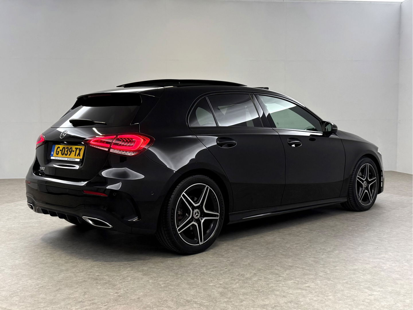 Mercedes-Benz A-Klasse 180 AMG | Pano | Virtual | Camera | LED | Navigatie | Stoelverw. | NAP