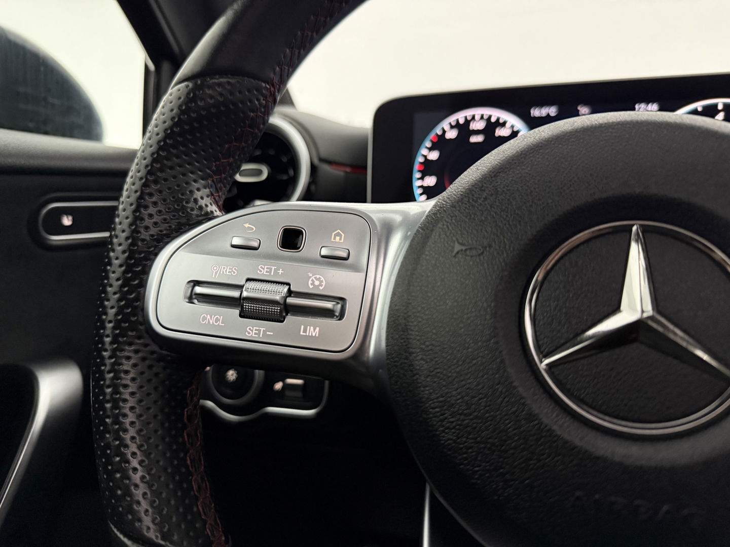 Mercedes-Benz A-Klasse 180 AMG | Pano | Virtual | Camera | LED | Navigatie | Stoelverw. | NAP