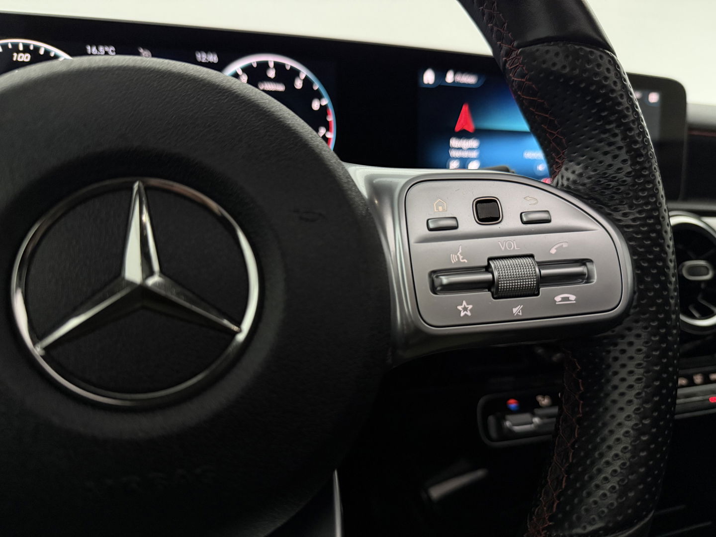 Mercedes-Benz A-Klasse 180 AMG | Pano | Virtual | Camera | LED | Navigatie | Stoelverw. | NAP