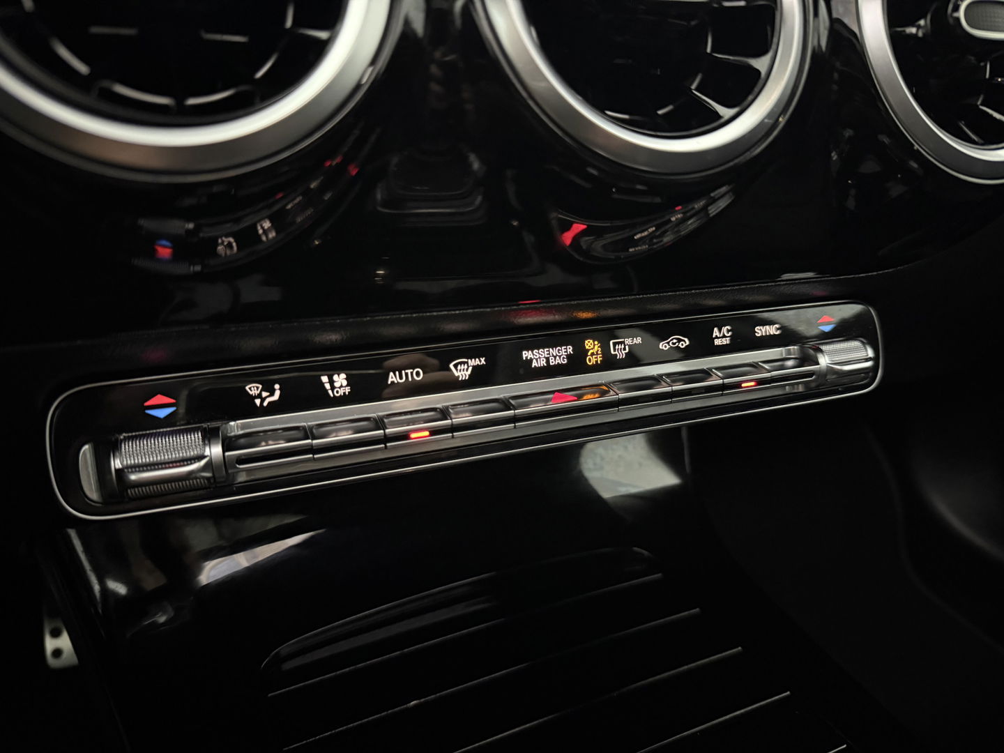 Mercedes-Benz A-Klasse 180 AMG | Pano | Virtual | Camera | LED | Navigatie | Stoelverw. | NAP