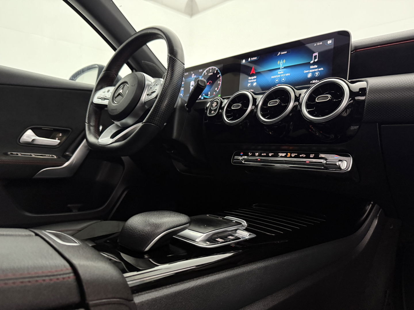 Mercedes-Benz A-Klasse 180 AMG | Pano | Virtual | Camera | LED | Navigatie | Stoelverw. | NAP