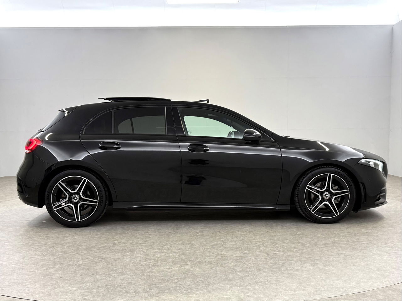 Mercedes-Benz A-Klasse 180 AMG | Pano | Virtual | Camera | LED | Navigatie | Stoelverw. | NAP