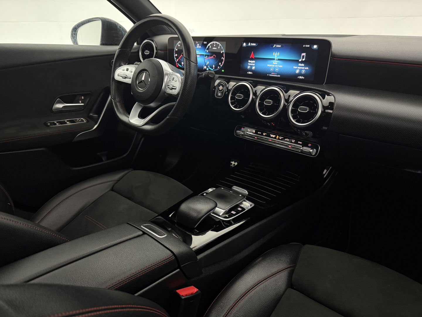 Mercedes-Benz A-Klasse 180 AMG | Pano | Virtual | Camera | LED | Navigatie | Stoelverw. | NAP